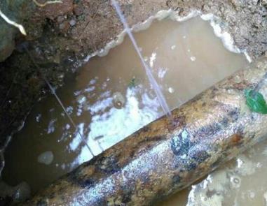 东川楼顶渗水维修公司分享下地暖漏水的原因及检测方法。